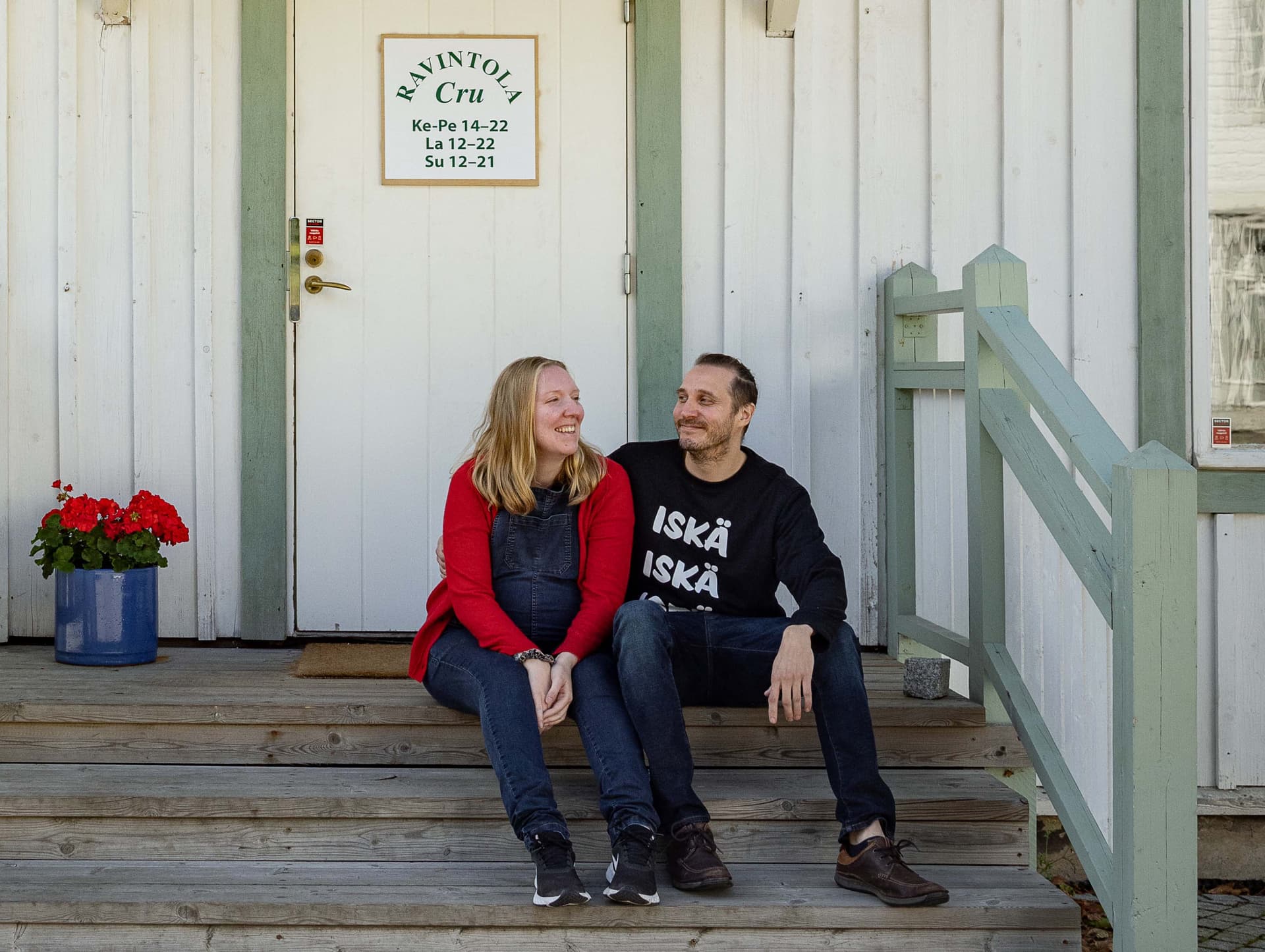 Julia ja Matti Auf der Mauer avasivat Espoon Kauklahteen tunnelmallisen ravintolan. Kuva: Otto Helkama