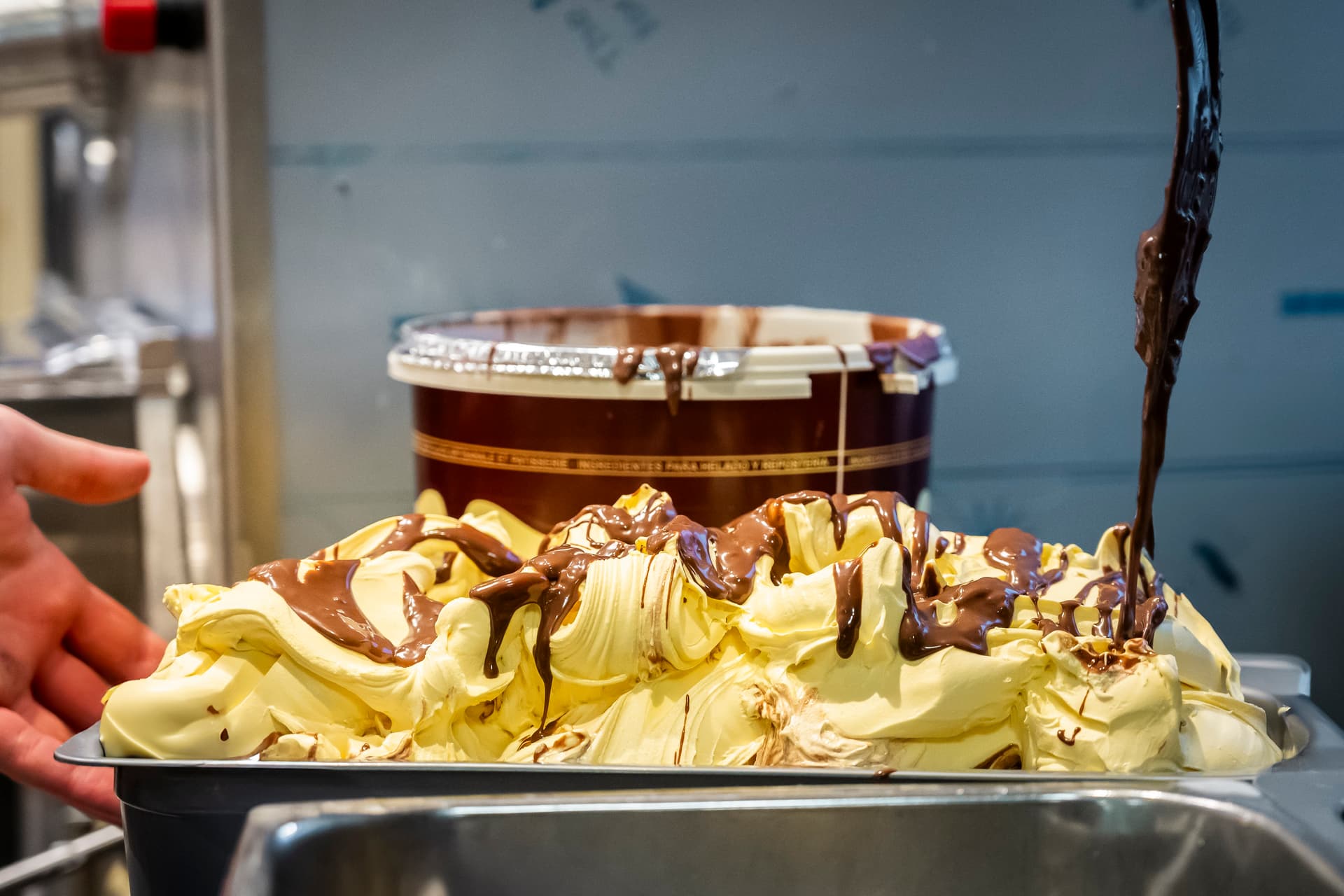 Gelato ja suklaakastike