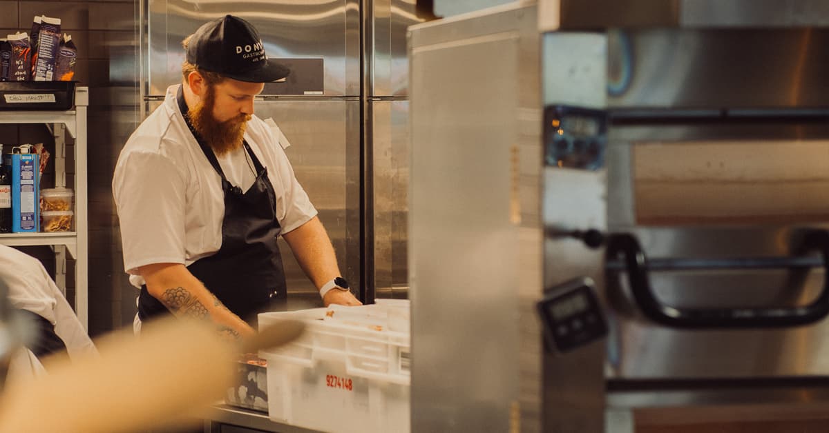 Tampereen La Famiglian keittiömestari Anton Minkkinen. Kuva: Karri Harju