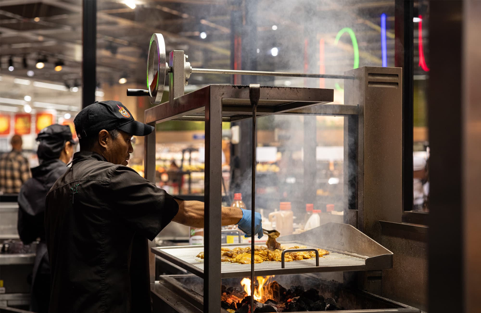 Kaupan sisällä toimivassa ravintola Liekissä valmistetaan ruokaa Mibrasan avohiiligrillillä. Kuva: Otto Helkama