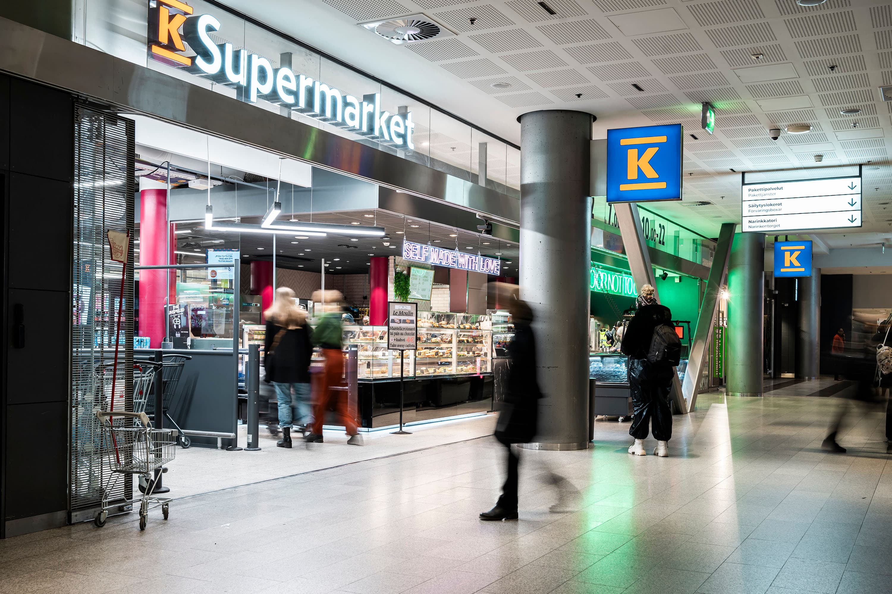 K-Supermarket Kamppi sijaitsee Helsingissä, Kampin kauppakeskuksen metrosisäänkäynnin vieressä. Kuva: Juuso Jatkola