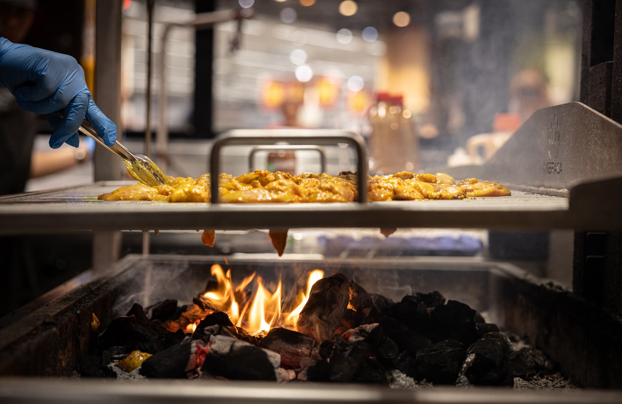 Mibrasan avohiiligrillin asentaminen ja käyttöönotto kaupan sisällä vaati erikoistoimia. Kuva: Otto Helkama