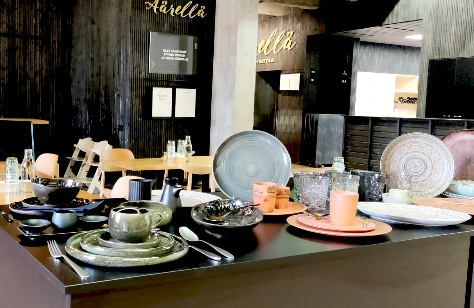 Äärellä 2000x1300 - Astianäyttely
