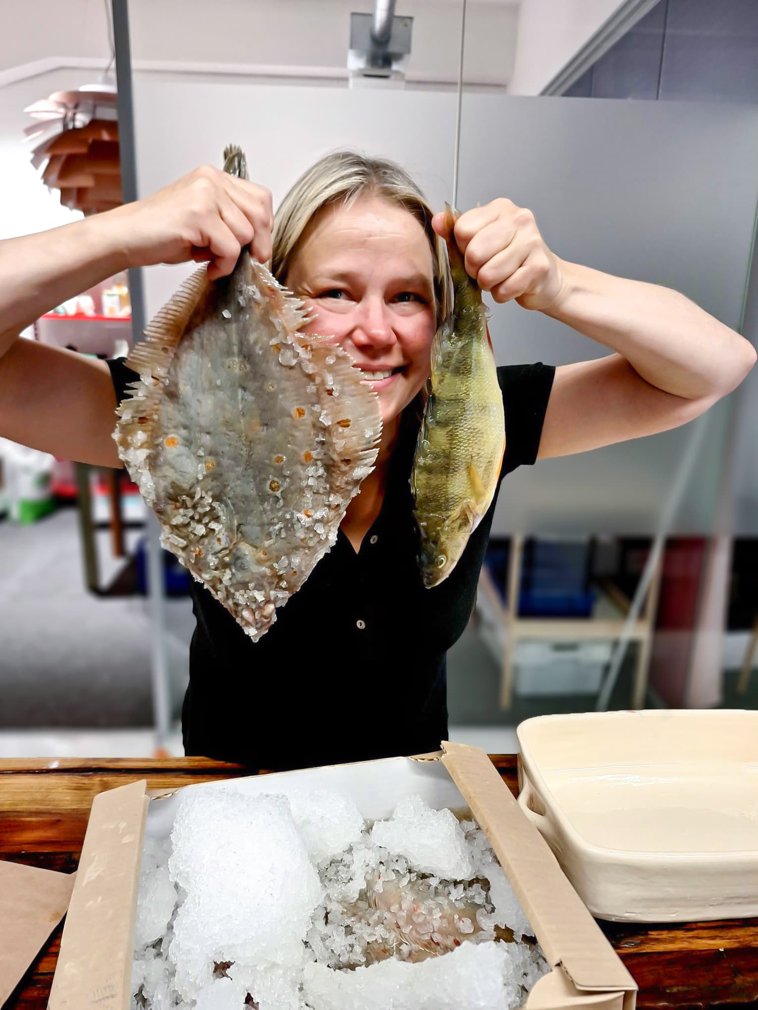 WeChef:in luova johtaja ja keittiömestari Jenni Tuominen esittelee kalakurssin raaka-aineita, jotka hyödynnetään kurssille monipuolisesti. Kuvat: WeChef