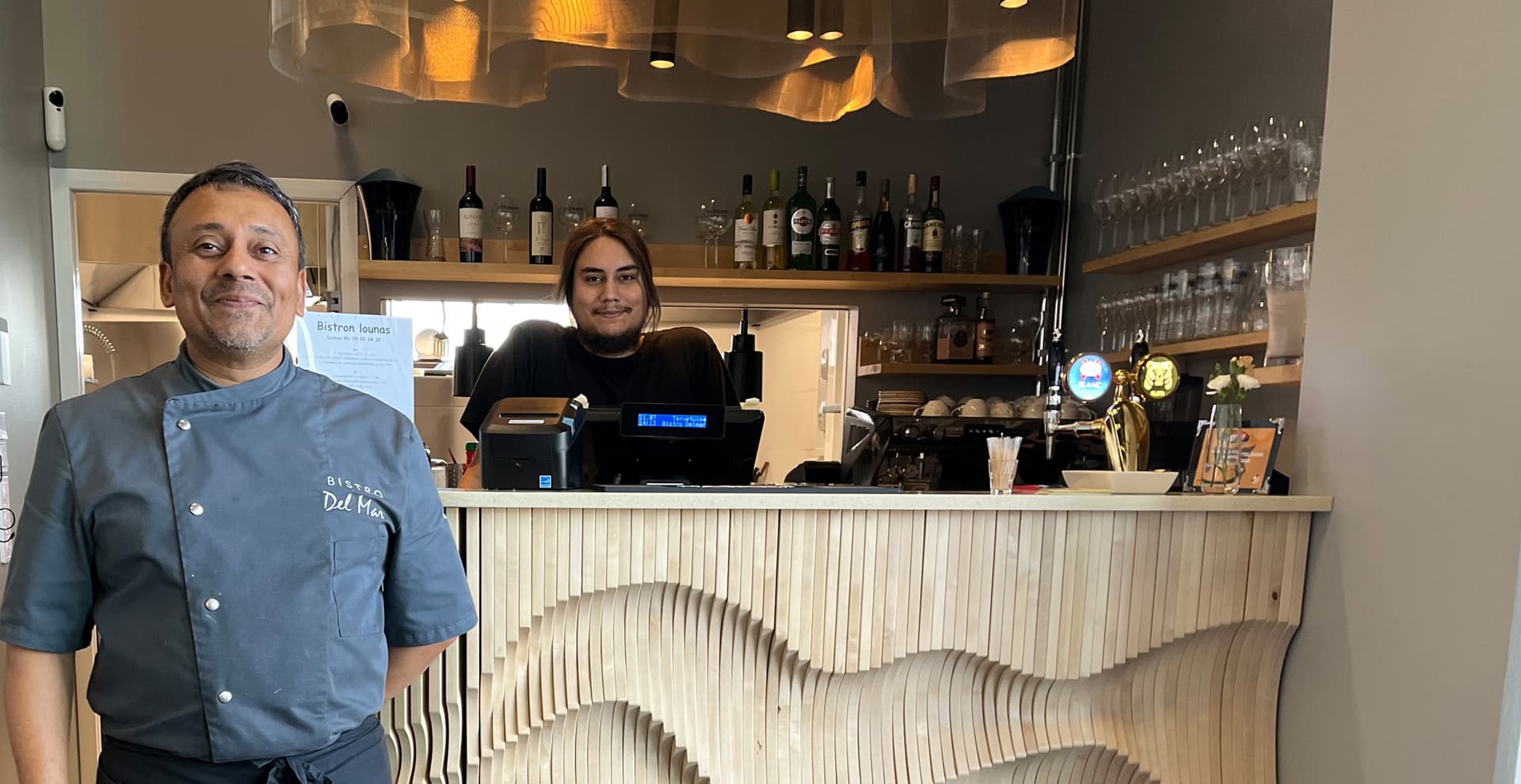 Bistro Del Mar -ravintolan yrittäjä Rumman Sayeed sekä hänen poikansa Raihan Sayeed työskentelevät yhdessä.