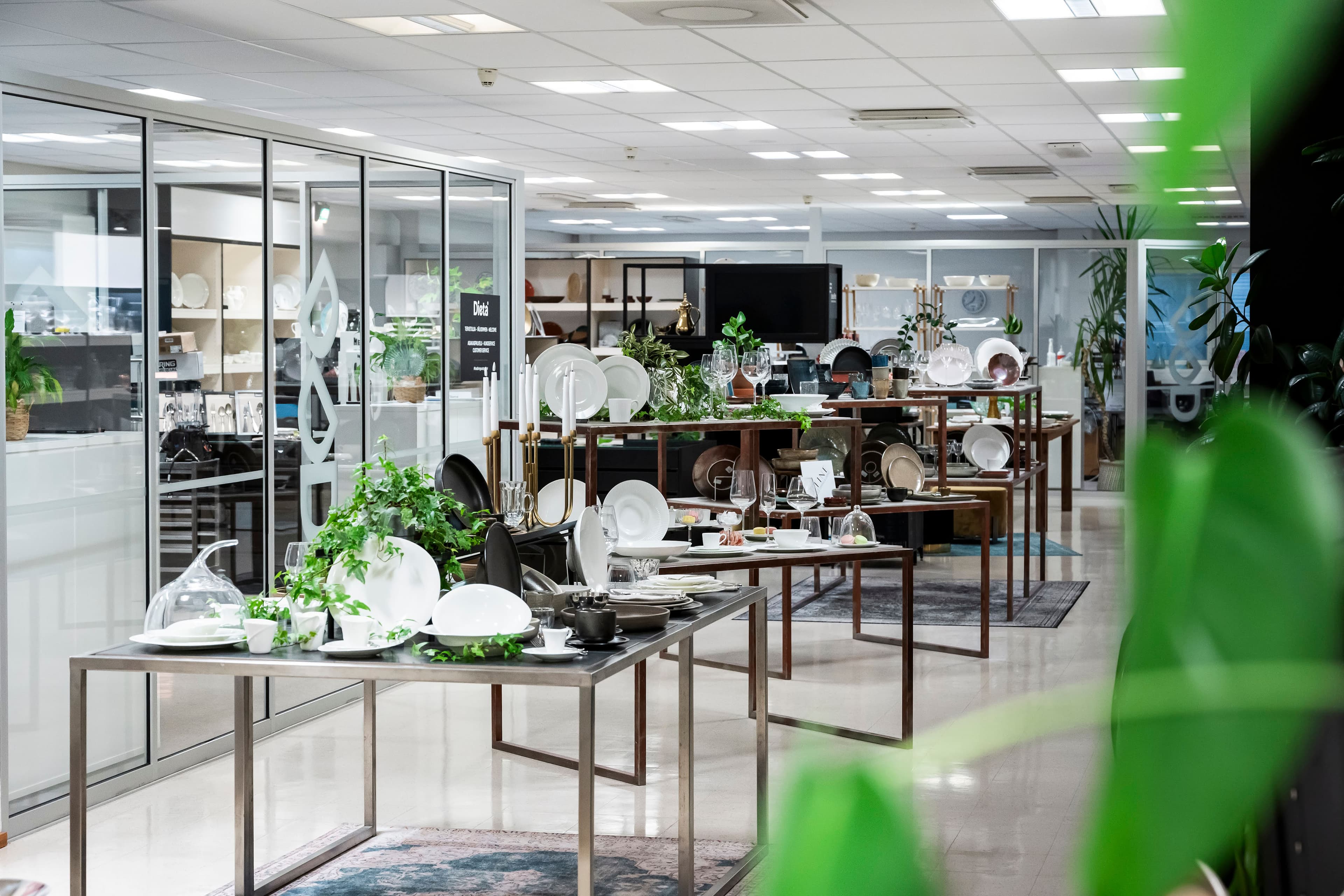 Tutustu astioihin Showroomissamme