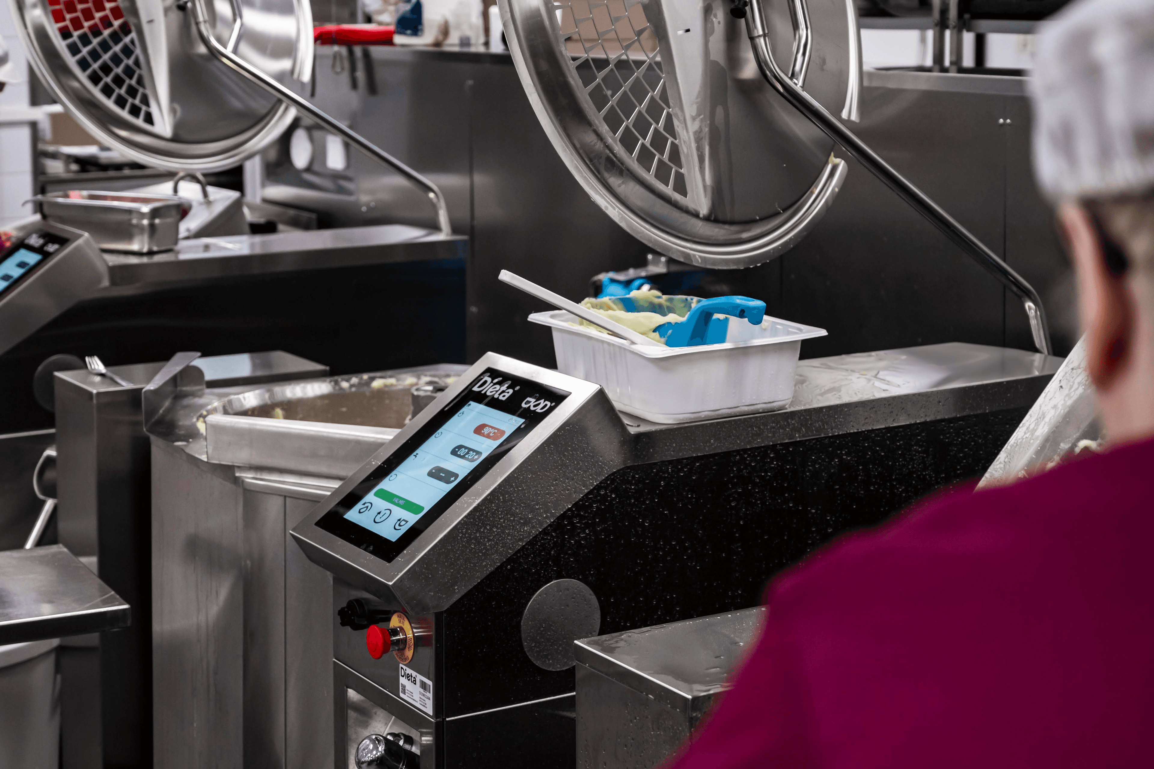 Uusien Dieta Genier -patojen kanssa työskentely sujuu jo hyvin. Padat koetaan nopeina ja tehokkaina. Kuva: Juuso Jatkola