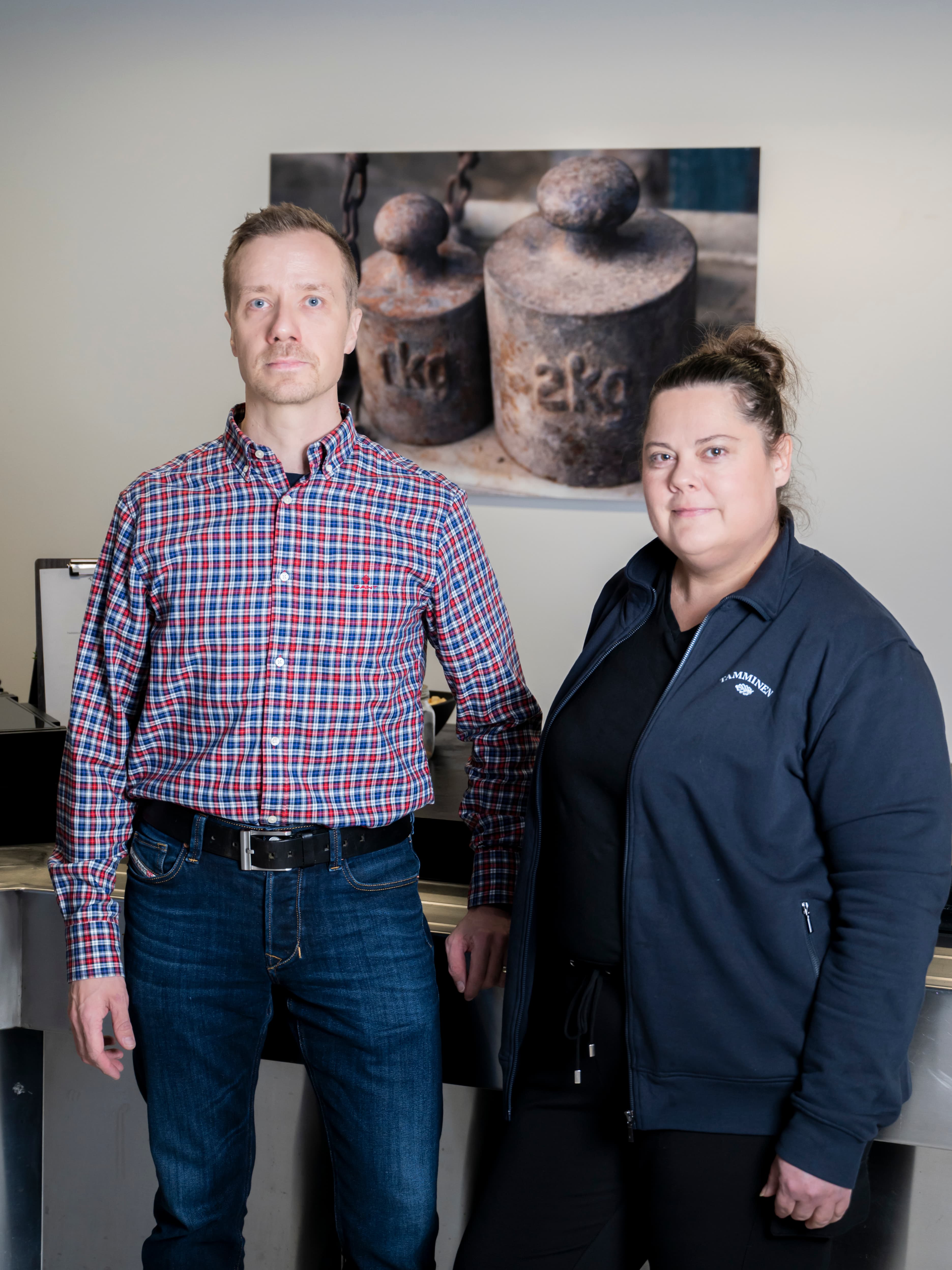 Vastuullisuus- ja kehitysjohtaja Mikko Jääskeläinen ja ravintolapäällikkö Johanna Levoniemi