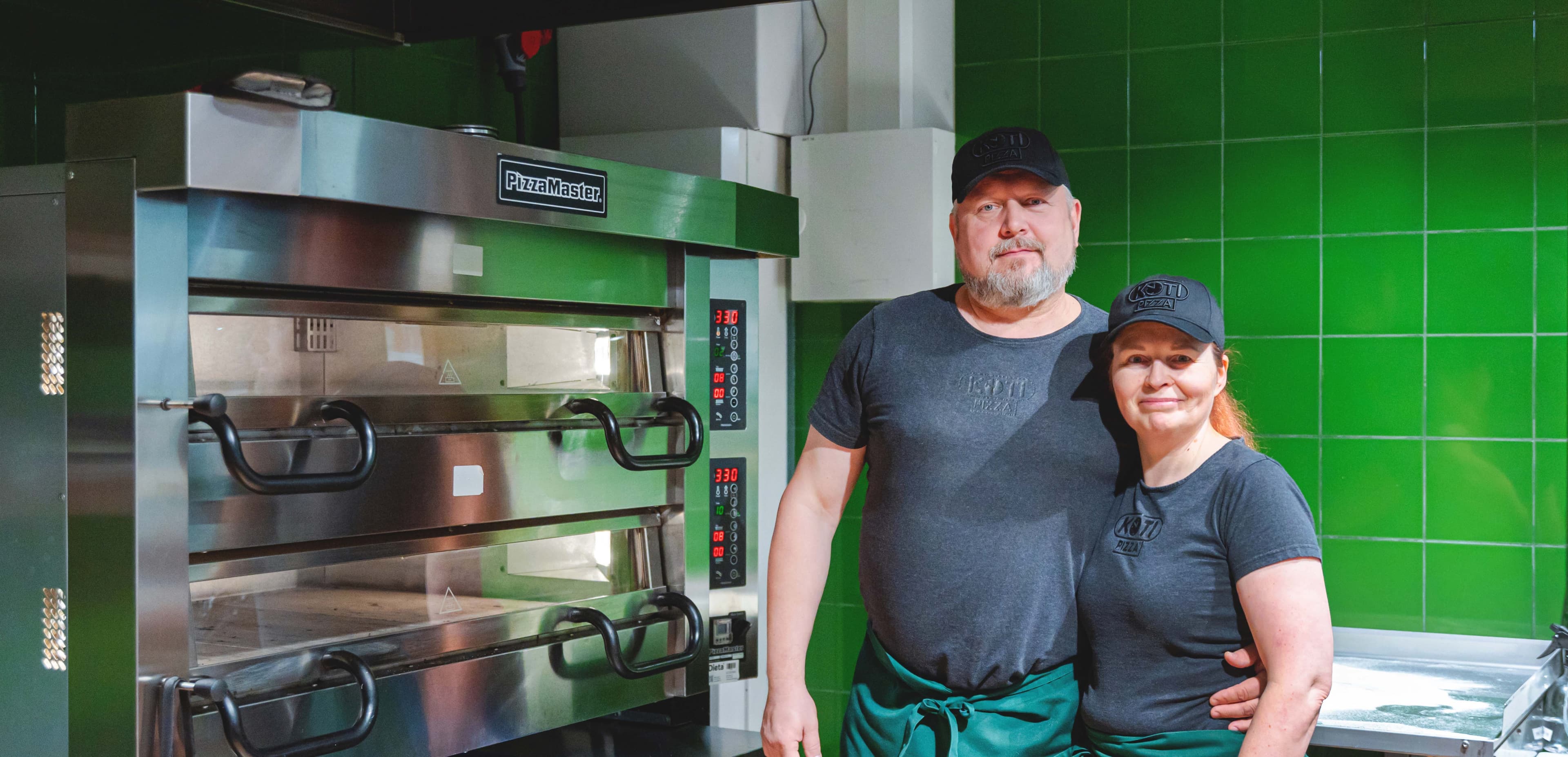 Kari Riihola on toiminut kymmenen vuotta Kotipizza-yrittäjänä. Myös hänen vaimonsa on mukana toiminnassa. Kuva: Niko Puumalainen